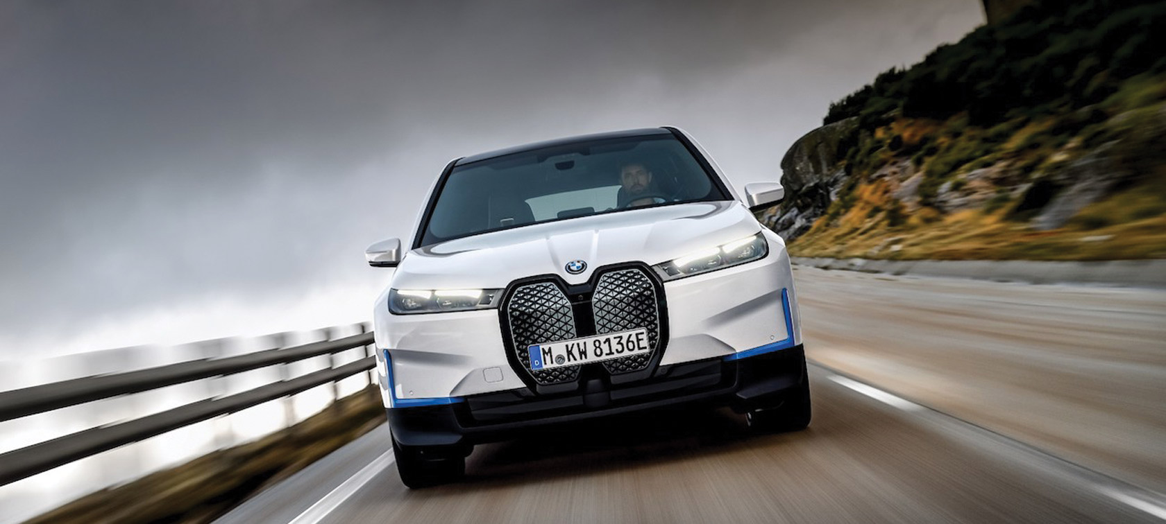 BMW ATSKLEIDĖ ELEKTRINIO VISUREIGIO „BMW IX“ PIRMĄSIAS VERSIJAS IR „BMW I4“ SAVYBES BMW IX ir BMW I4